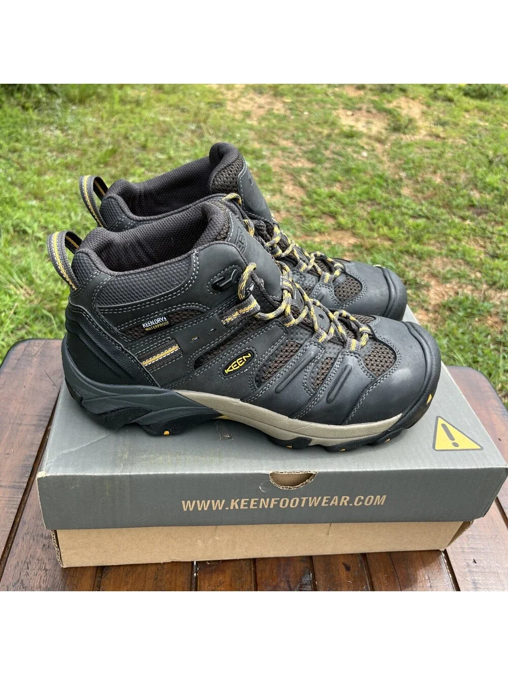 New w/ Minor Defects! KEEN Mens Lansing Mid Boots Raven Tawney Olive Size 10 EE
